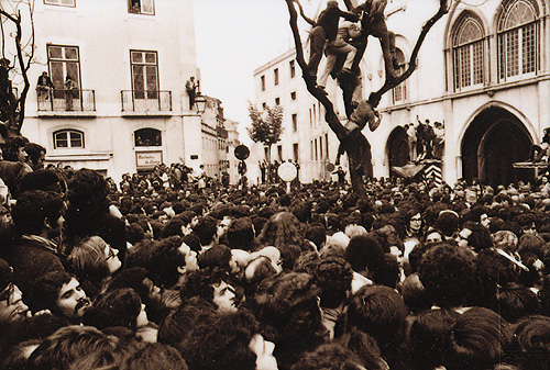 25 de Abril de 1974 - Cerco do Quartel do Carmo pelas tropas do Movimento das Forças Armadas (MFA) e manifestações populares de apoio