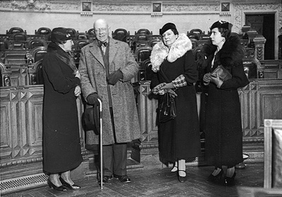 As três primeiras mulheres eleitas Deputadas em 1934, Domitilia de Carvalho, Maria Cândida Parreira e Maria Guardiola, acompanhadas pelo Deputado António Pinto da Mota