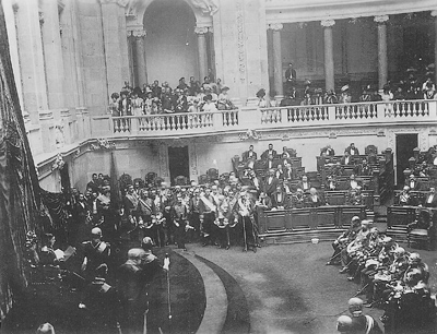 Abertura da I Legislatura do reinado de D. Manuel II que lê o discurso da Coroa - Foto de Benoliel, 29 de Abril de 1908