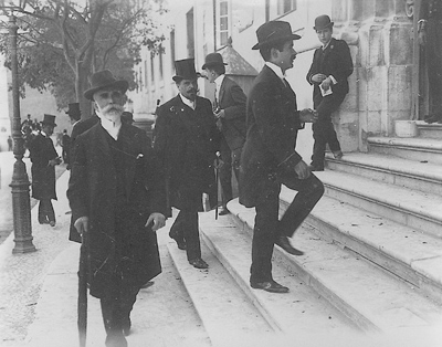 Chegada de Deputados Republicanos às Cortes. Em primeiro plano Bernardino Machado, dirigente do Partido Republicano - Foto de Benoliel, 3 de Outubro de 1906