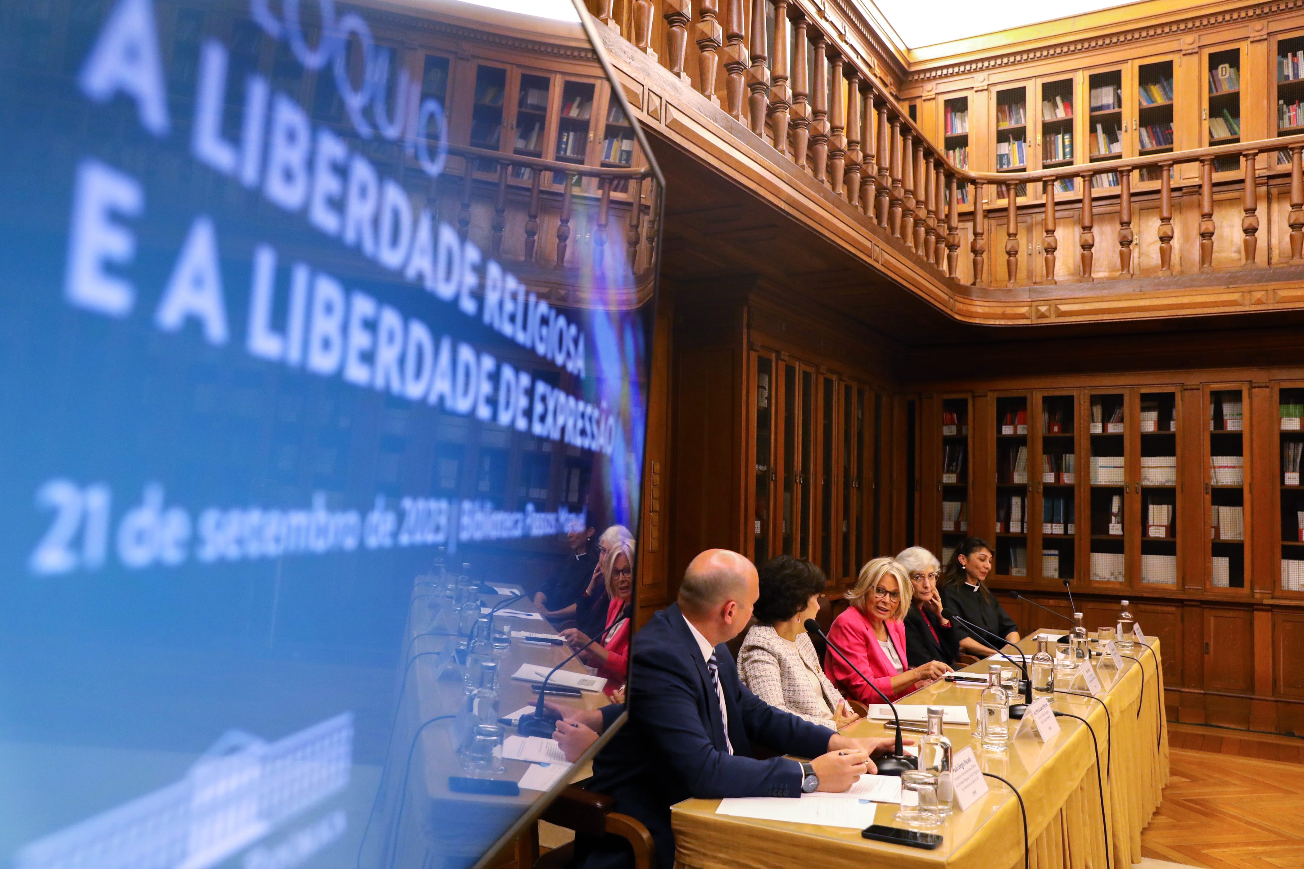 fotografia da biblioteca passos Manuel sobre o colóquio sobre a liberdade religiosa e a liberdade de expressão com oradores sentados na mesa