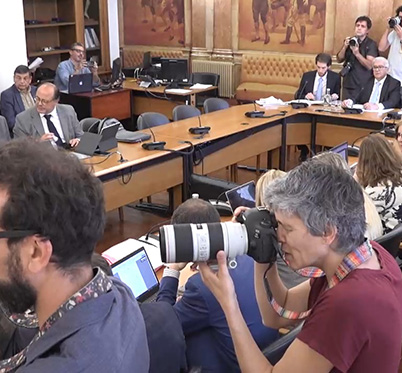 Imagem de reunião da CPI-TAP com Deputados e fotojornalistas