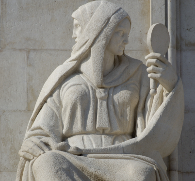 Estátua da Prudência que se encontra na fachada principal da Assembleia da República. Esta estátua  caracteriza-se pelas suas duas cara e pelo espelho que segura na mão.