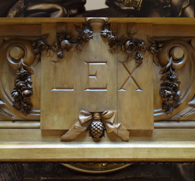 Inscrição lex em madeira que está por detrás do púlpito na sala das sessões