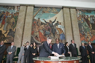 Assinatura do Livro de Honra, por ocasião da visita do Presidente da República de Moçambique ao Parlamento Português, em 15.10.2004