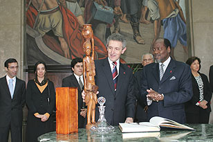 Troca de lembranças, por ocasião da visita do Presidente da República de Moçambique ao Parlamento Português, em 15.10.2004