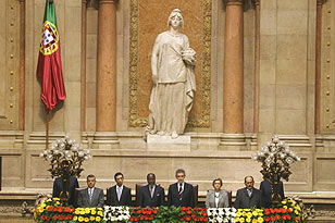 Momento da interpretação dos Hinos Nacionais de Moçambique e de Portugal, por ocasião da visita do Presidente da República de Moçambique ao Parlamento Português, em 15.10.2004