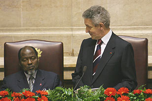 O Presidente da Assembleia da República no uso da palavra, por ocasião da visita do Presidente da República de Moçambique ao Parlamento Português, em 15.10.2004