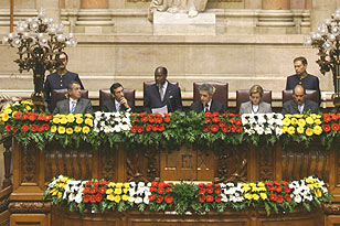 O Presidente da República de Moçambique no uso da palavra, aquando da sua visita à Assembleia da República, em 15.10.2004