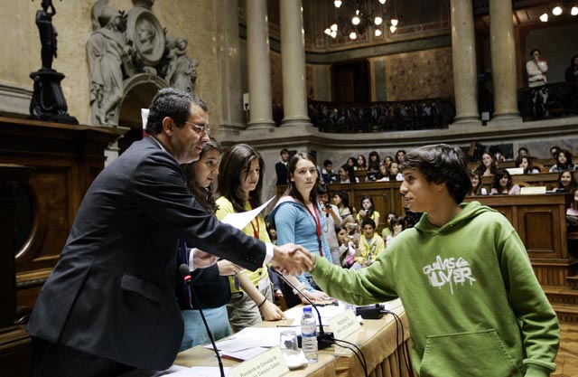 O Presidente da Comissão de Educação, Ciência e Cultura - Deputado António José Seguro - entrega os Diplomas, em 15 de Maio de 2007