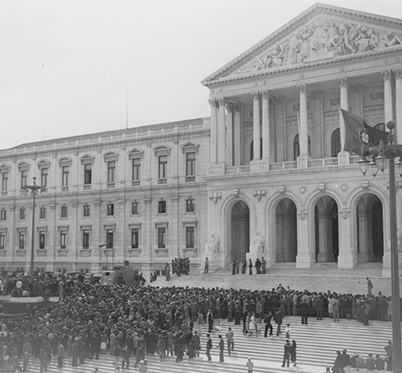 Multidão junto ao Palácio de São Bento