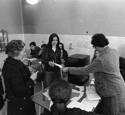 Mesa de voto para a Assembleia Constituinte de 1975