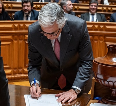 José Aguiar-Branco, Presidente da Assembleia da República, assina o termo de posse