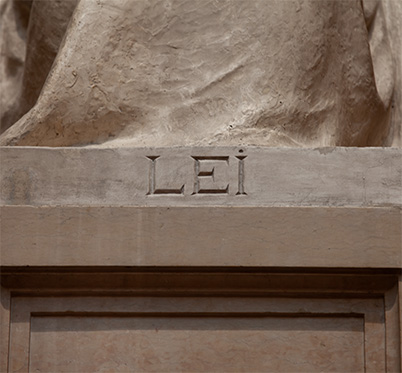 pormenor da estátua da lei na Sala das Sessões onde está a inscrição LEX.