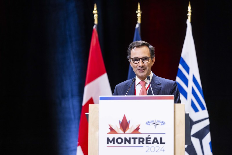 Deputado Marcos Perestrello a discursar na Assembleia Parlamentar da NATO em Montréal          