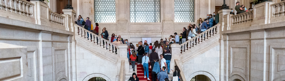 pessoas na escadaria nobre do palácio de são bento