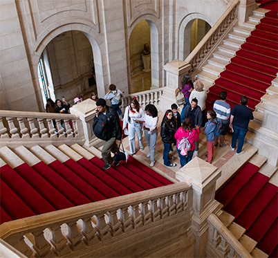 pessoas na escadaria nobre do palácio de são bento