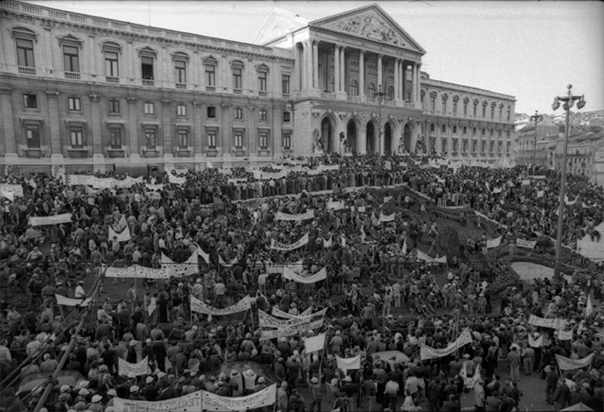 Manifestação junto à Assembleia