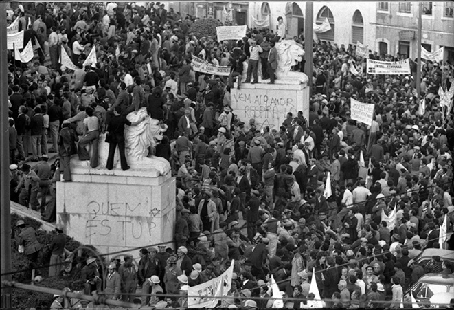 Manifestação junto à Assembleia