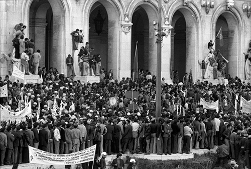 Manifestação junto à Assembleia